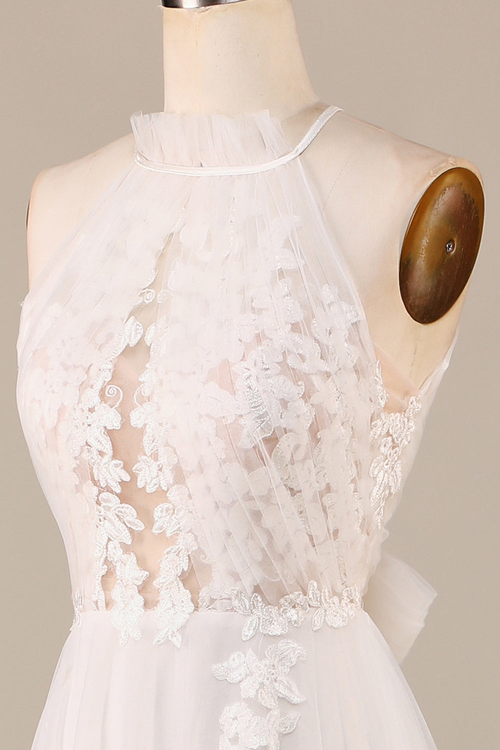Encantador A Line Halter Neck Ivory Open Back Tulle Sweep Train Vestido de novia con encaje