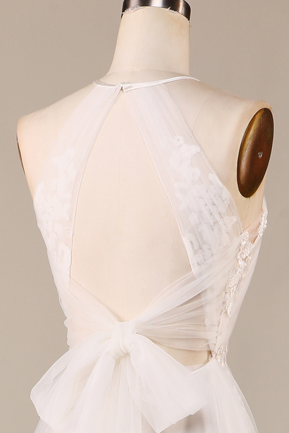 Encantador A Line Halter Neck Ivory Open Back Tulle Sweep Train Vestido de novia con encaje