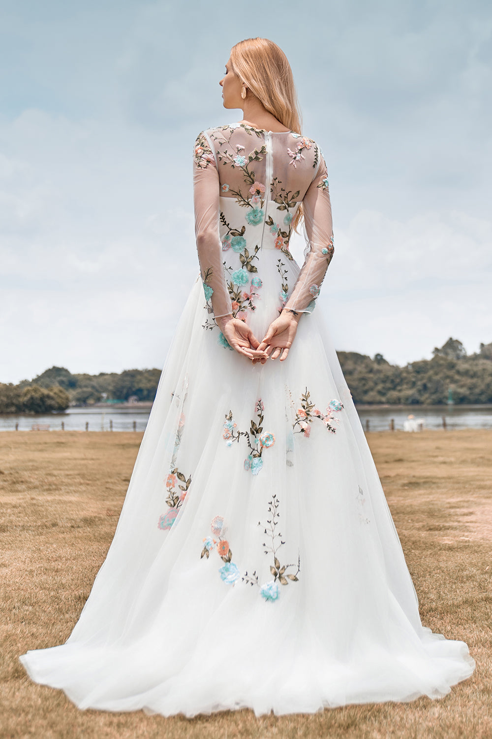 Precioso vestido de novia de marfil largo de manga larga de tul de tul con bordado