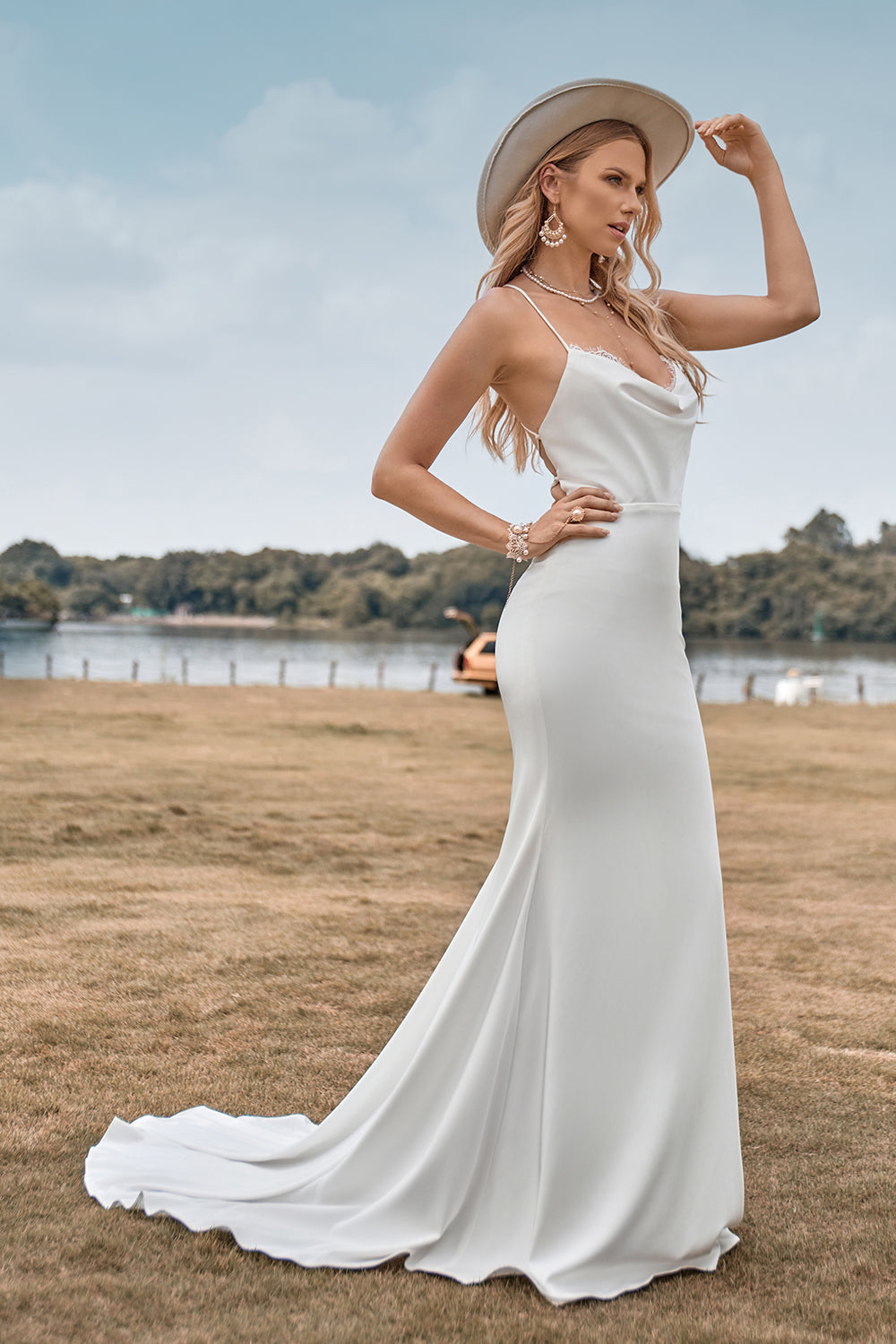 Correas de espagueti simples Vestido de novia blanco con espalda entrecruzada