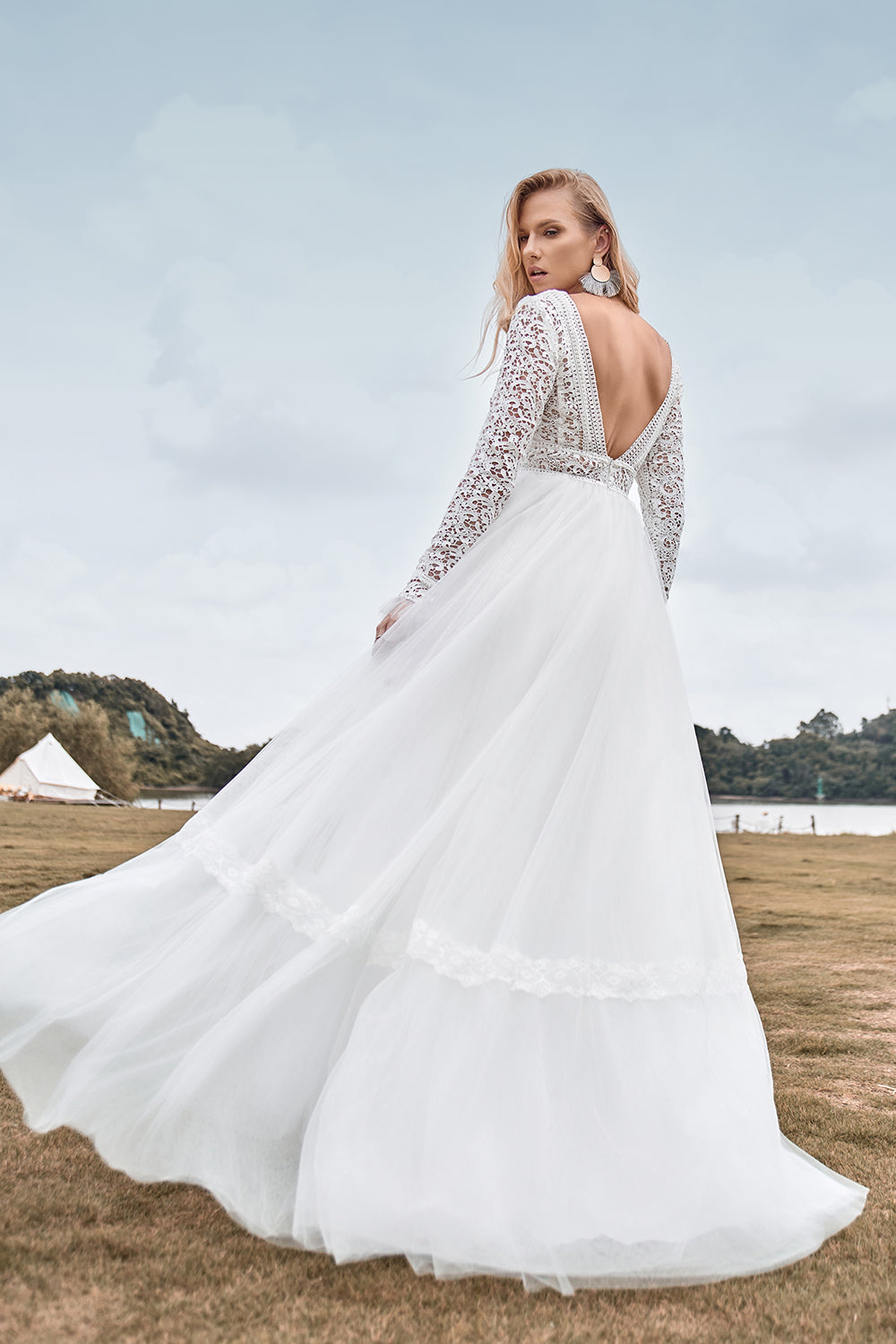Encaje mangas largas profundo cuello en V Boho vestido de novia con espalda