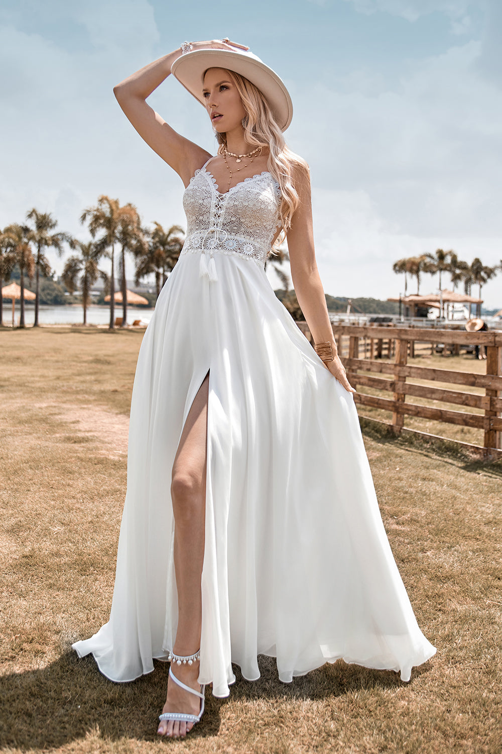 Encaje sin espalda Spaghetti Straps Boho Vestido de novia con hendidura