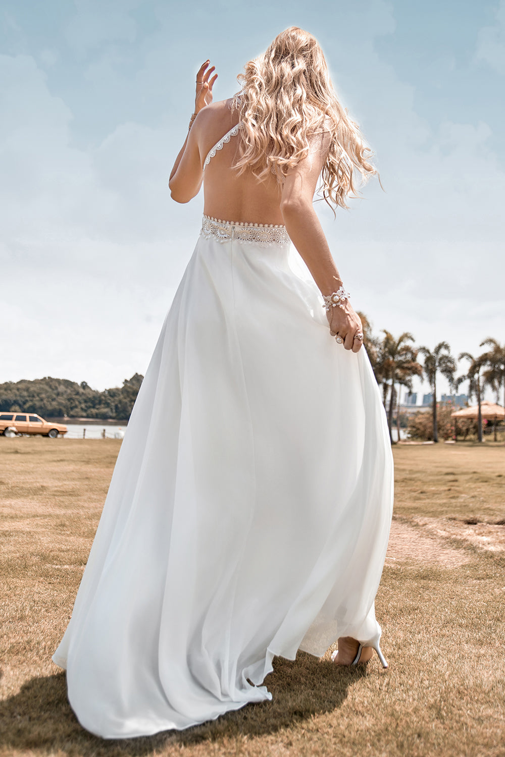 Encaje sin espalda Spaghetti Straps Boho Vestido de novia con hendidura