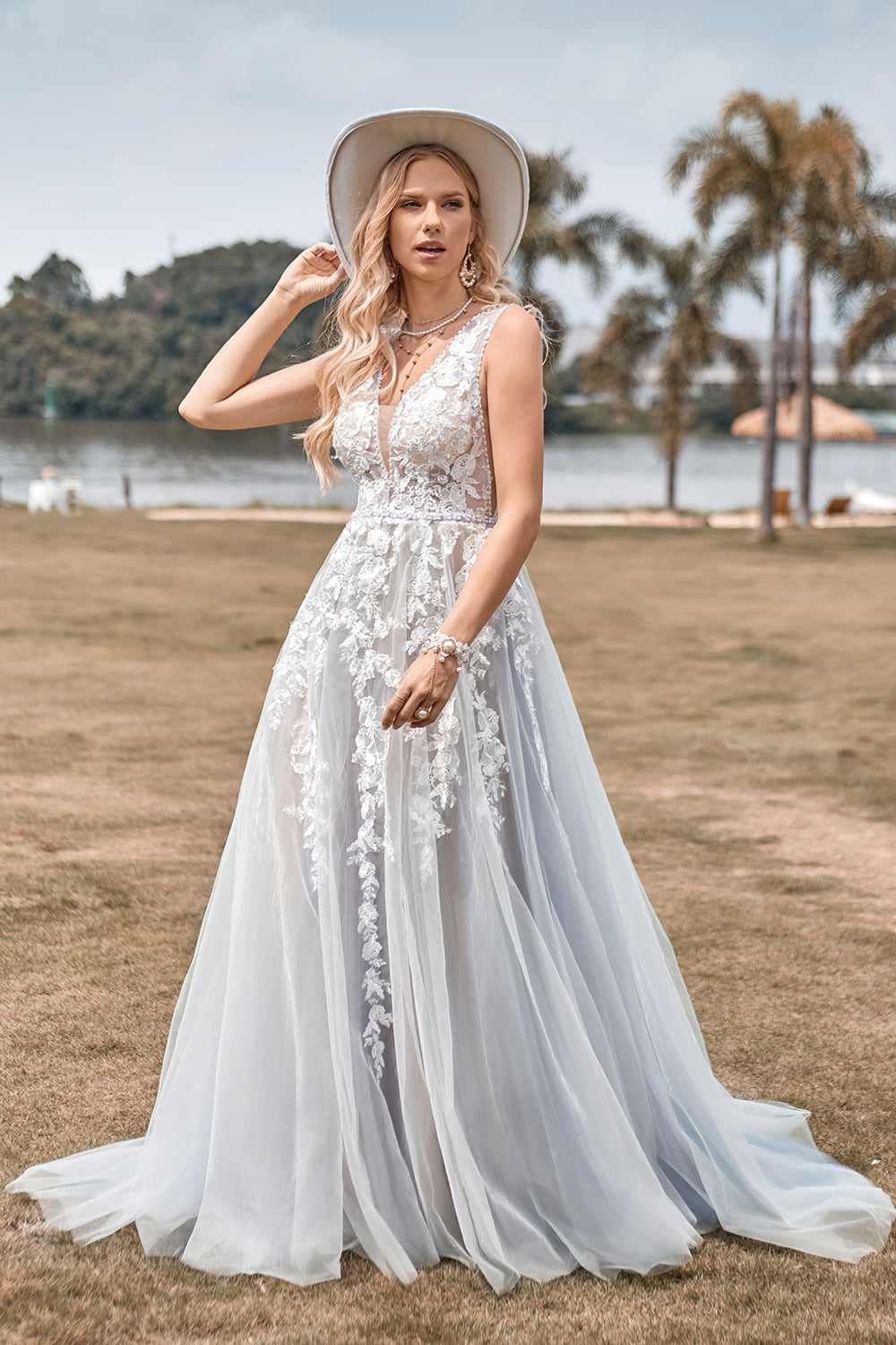 Una línea Tul Vestido de novia marfil con apliques