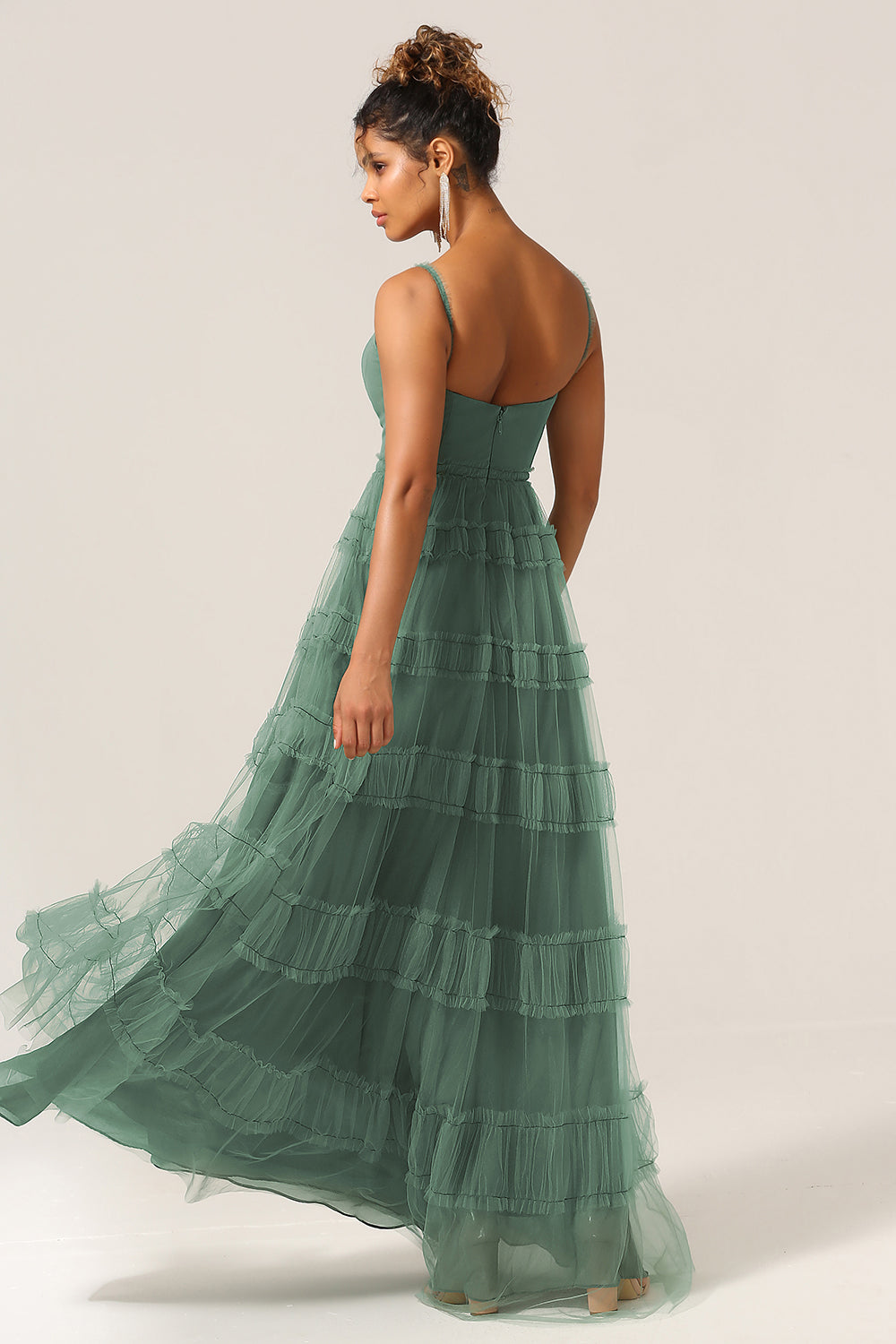 Precioso vestido de dama de honor largo de tul de eucalipto con tirantes finos de línea A