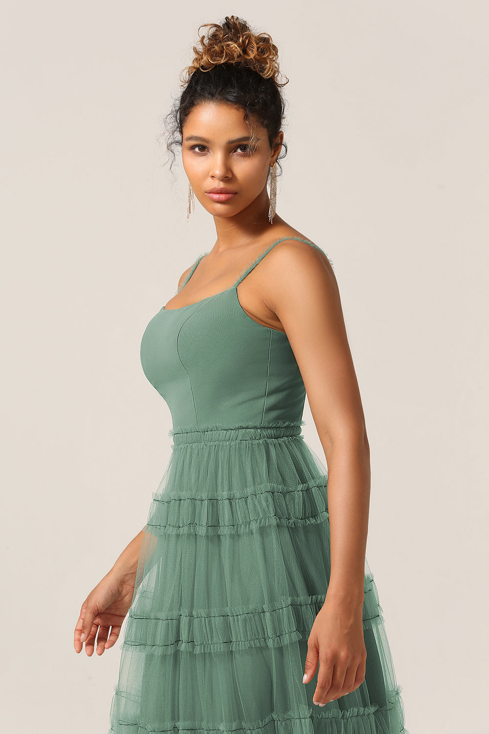 Precioso vestido de dama de honor largo de tul de eucalipto con tirantes finos de línea A