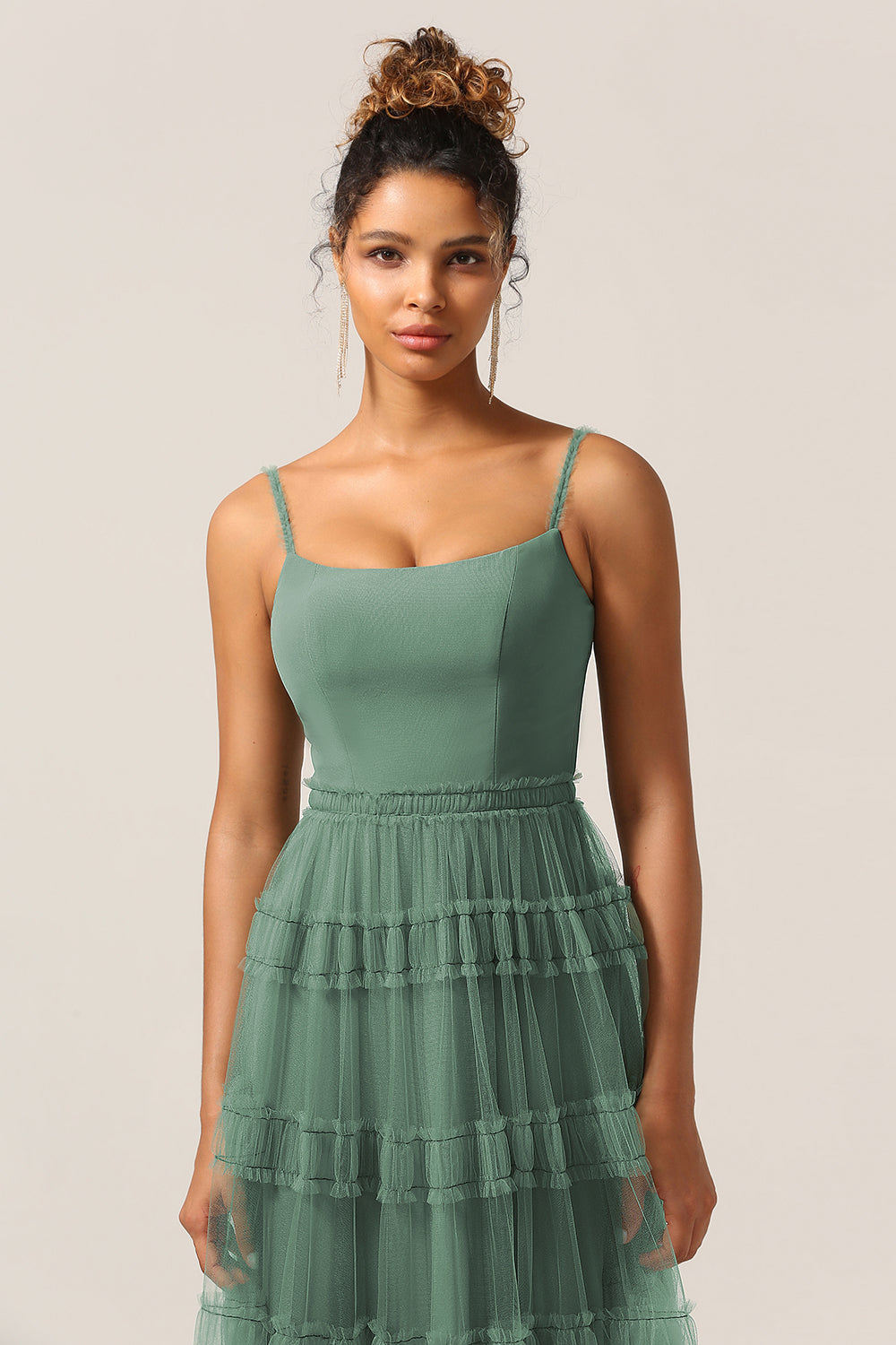 Precioso vestido de dama de honor largo de tul de eucalipto con tirantes finos de línea A