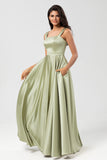 Vestido de dama de honor verde satinado A Line con bolsillos
