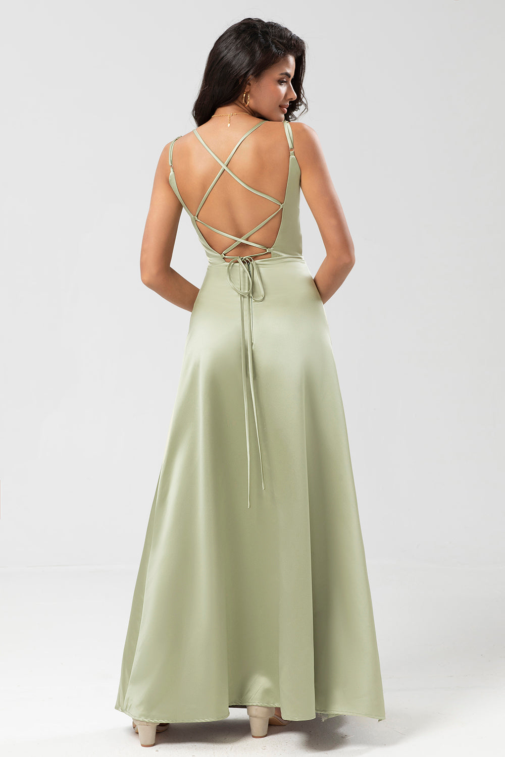 Vestido de dama de honor verde satinado con espalda con cordones