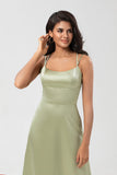 Vestido de dama de honor verde satinado con espalda con cordones