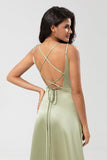 Vestido de dama de honor verde satinado con espalda con cordones