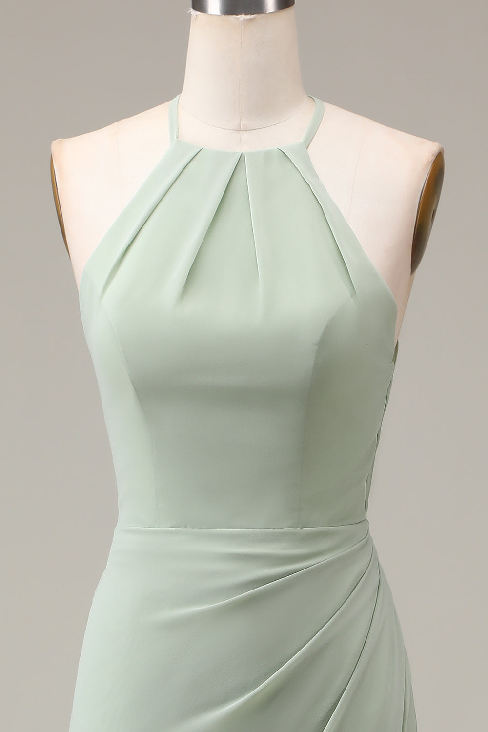 Vestido de dama de honor plisado con cuello halter matcha con abertura
