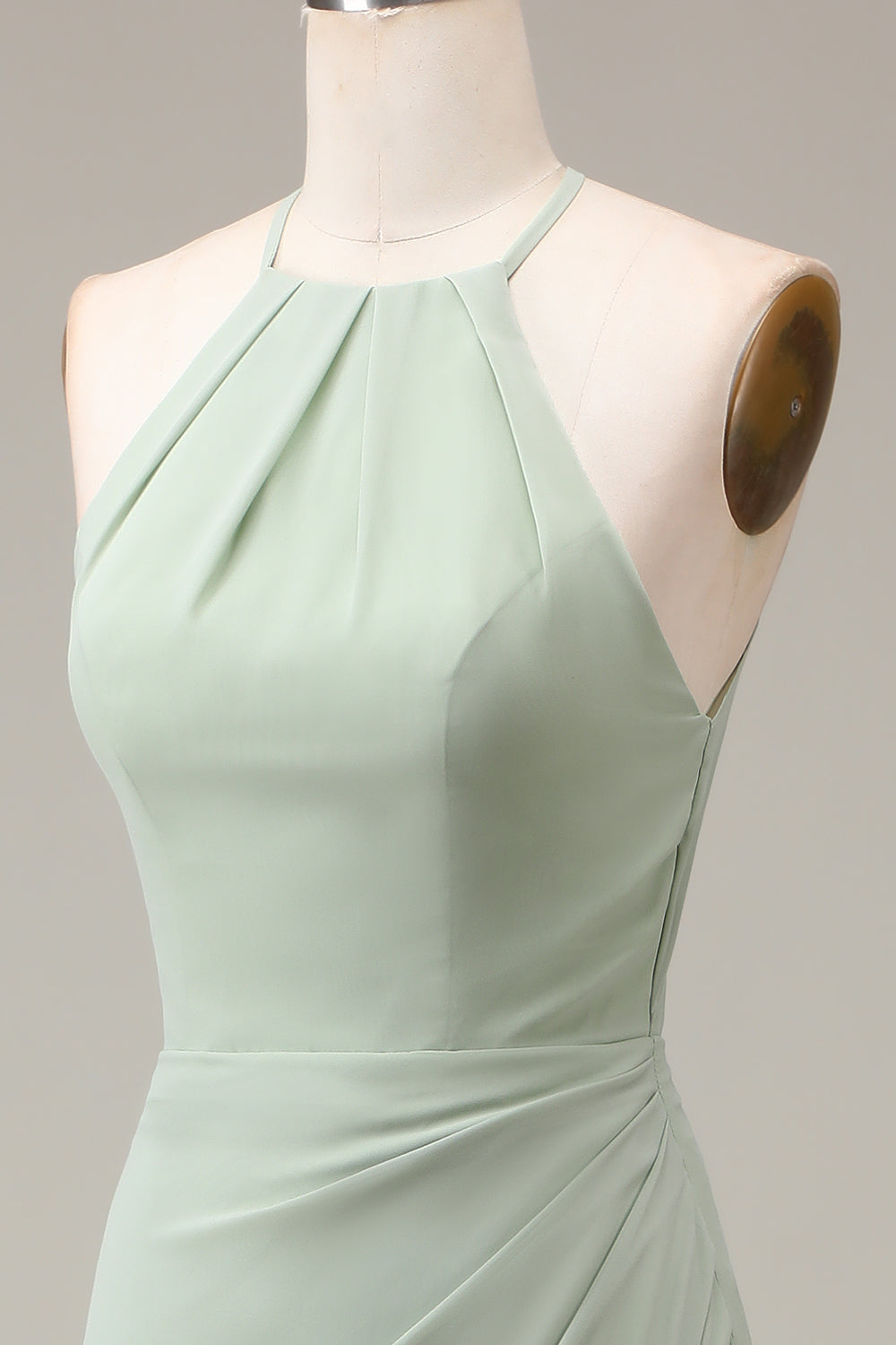 Vestido de dama de honor plisado con cuello halter matcha con abertura