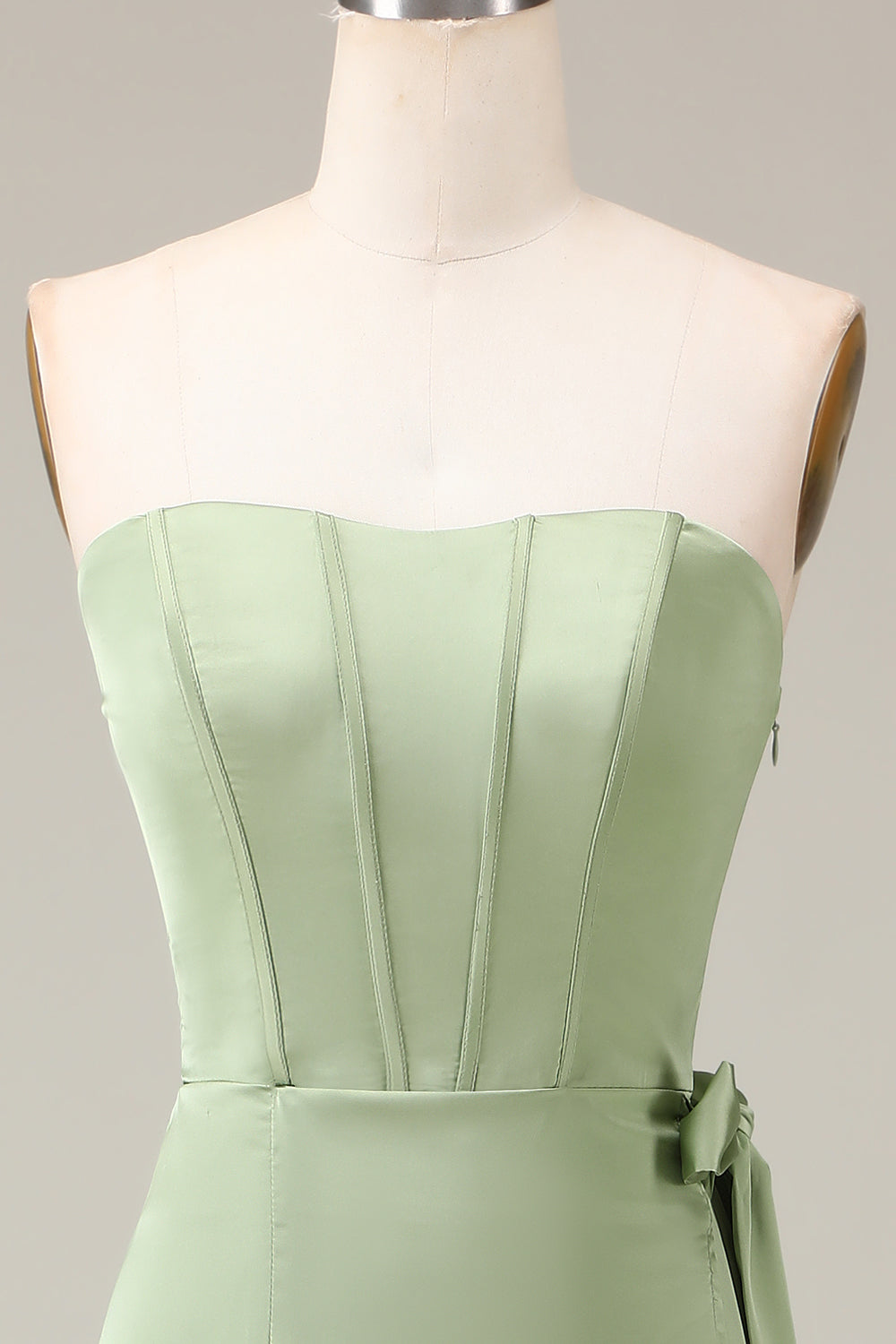 Matcha Corsé sin tirantes Vestido de dama de honor de satén de línea A con abertura