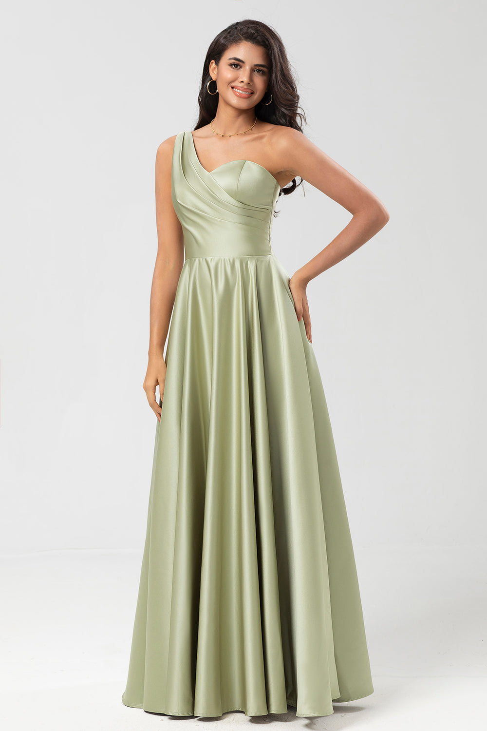 Un vestido de dama de honor verde satinado de hombro con bolsillos