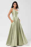 Un vestido de dama de honor verde satinado de hombro con bolsillos
