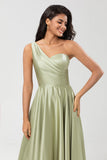 Un vestido de dama de honor verde satinado de hombro con bolsillos