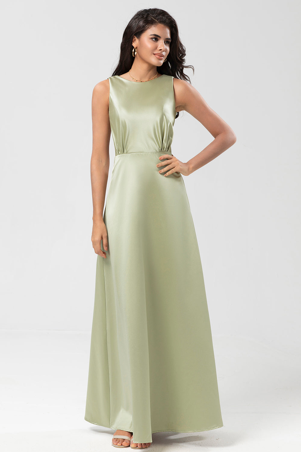 Vestido de dama de honor verde satinado con plisado