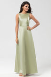 Vestido de dama de honor verde satinado con plisado