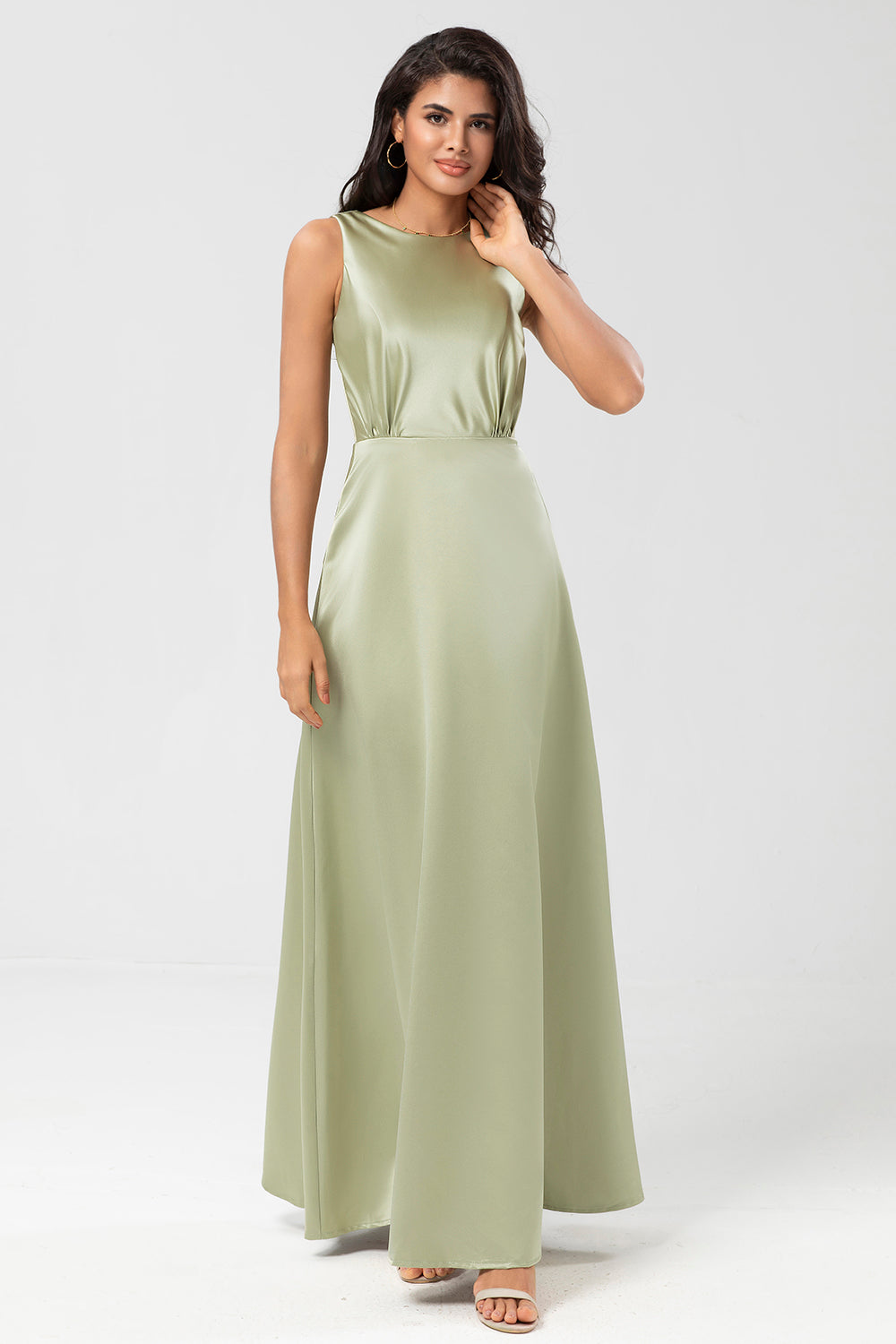 Vestido de dama de honor verde satinado con plisado