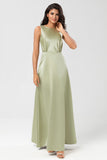 Vestido de dama de honor verde satinado con plisado