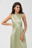 Vestido de dama de honor verde satinado con plisado