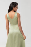 Vestido de dama de honor verde satinado con plisado