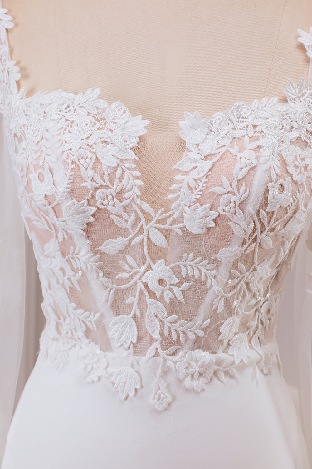 Vestido de novia de sirena de manga larga con cuello corazón de encaje marfil con tren de barrido