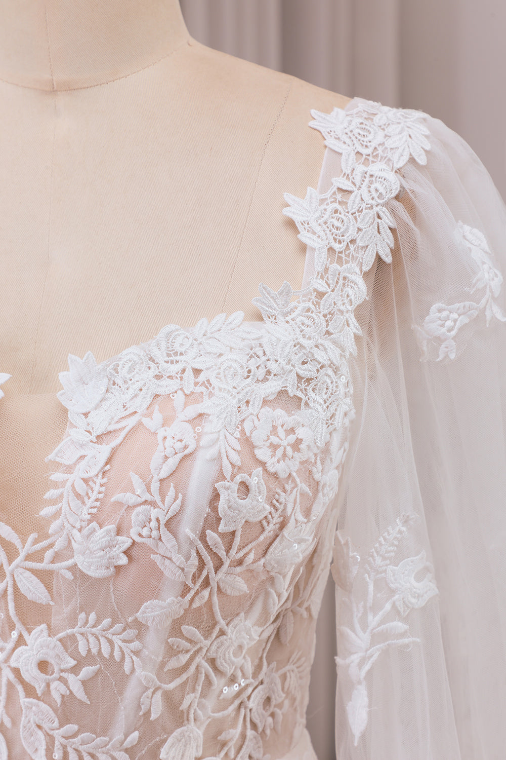 Vestido de novia de sirena de manga larga con cuello corazón de encaje marfil con tren de barrido