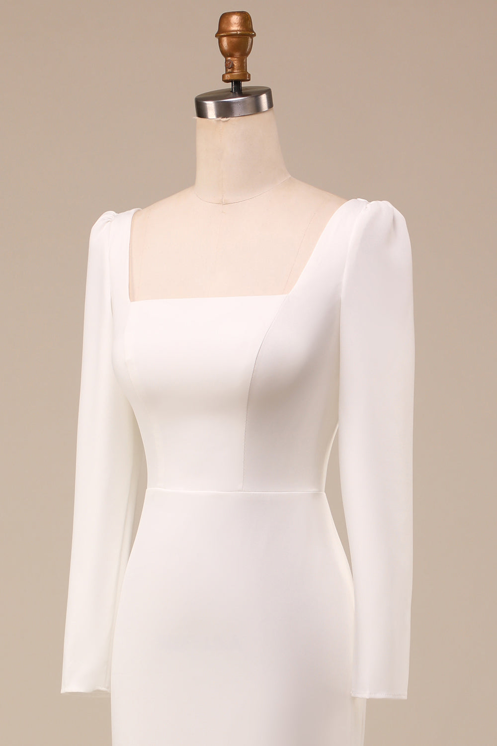 Vestido de novia sirena marfil con cuello cuadrado y manga larga