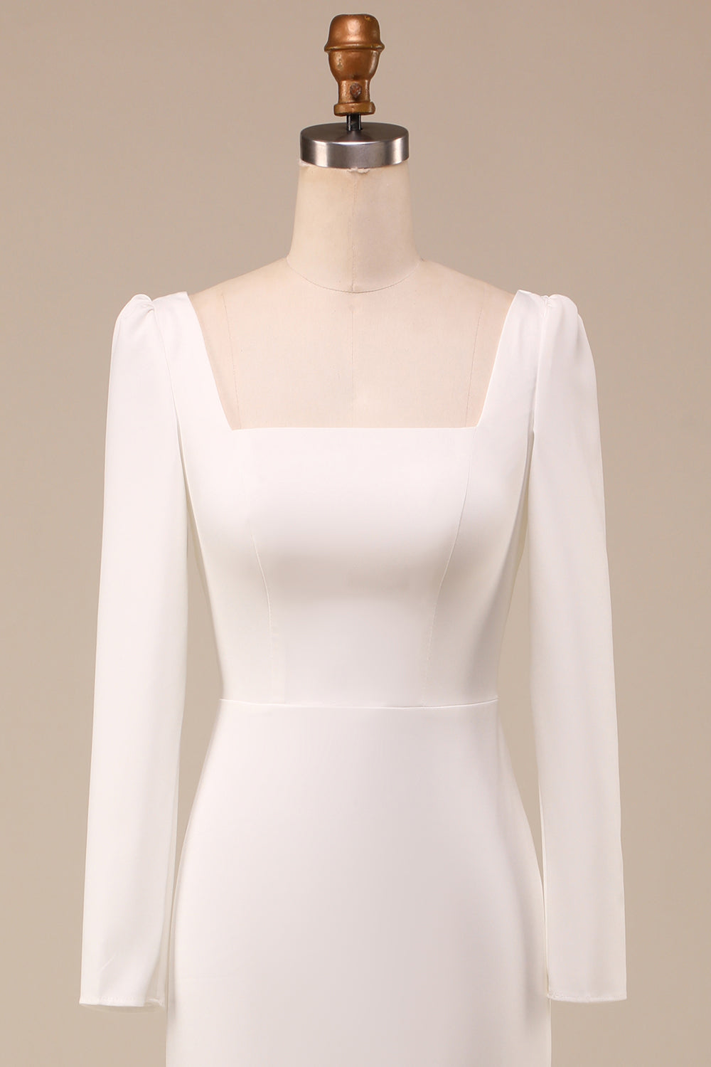 Vestido de novia sirena marfil con cuello cuadrado y manga larga