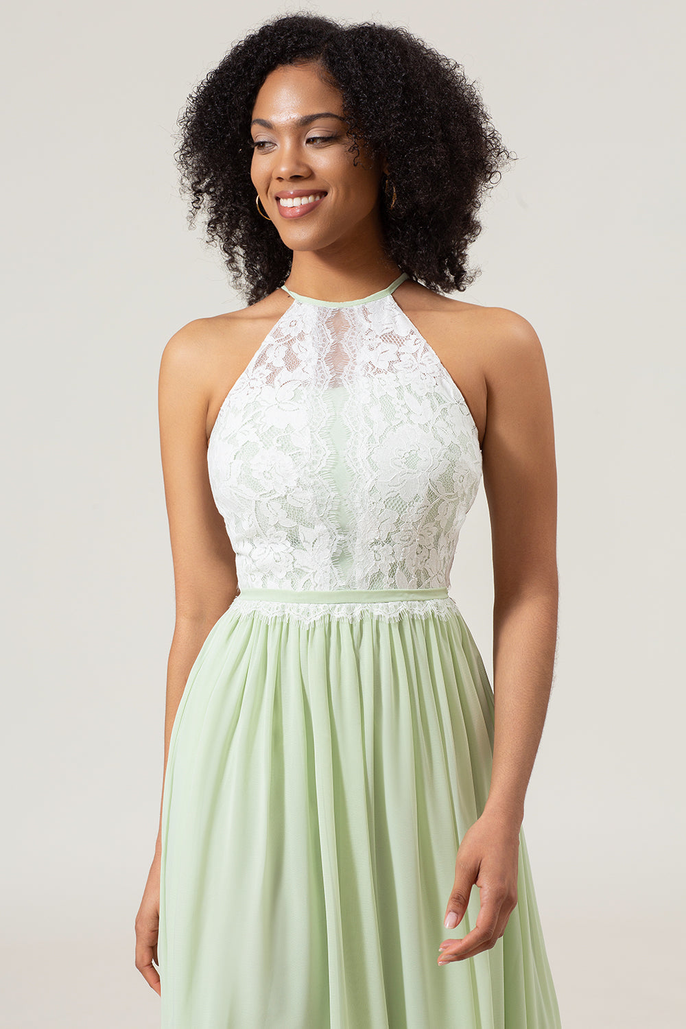 Vestido largo de dama de honor de encaje de salvia empolvado y gasa con cuello halter de línea A