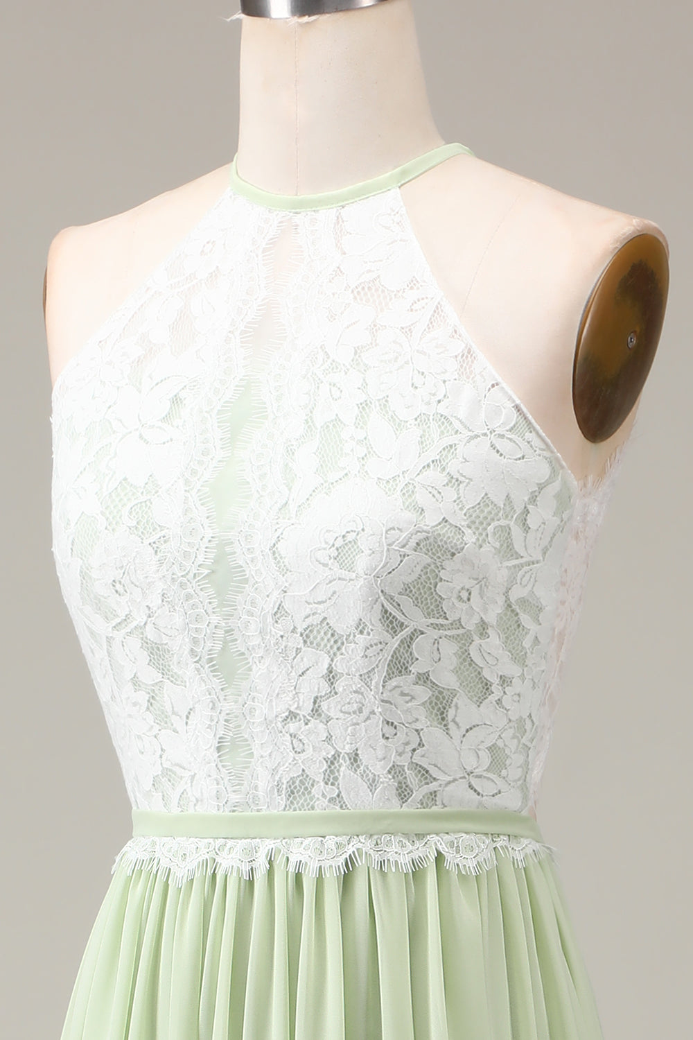 Vestido de dama de honor de encaje y gasa de gasa con cuello halter y gasa de sola.