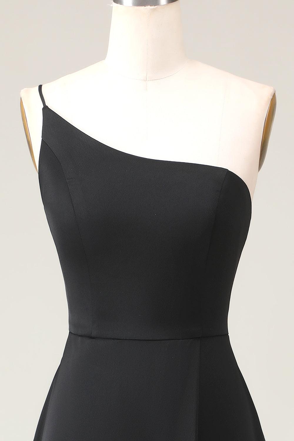 Vestido de dama de honor negro de gasa de un hombro hasta el suelo