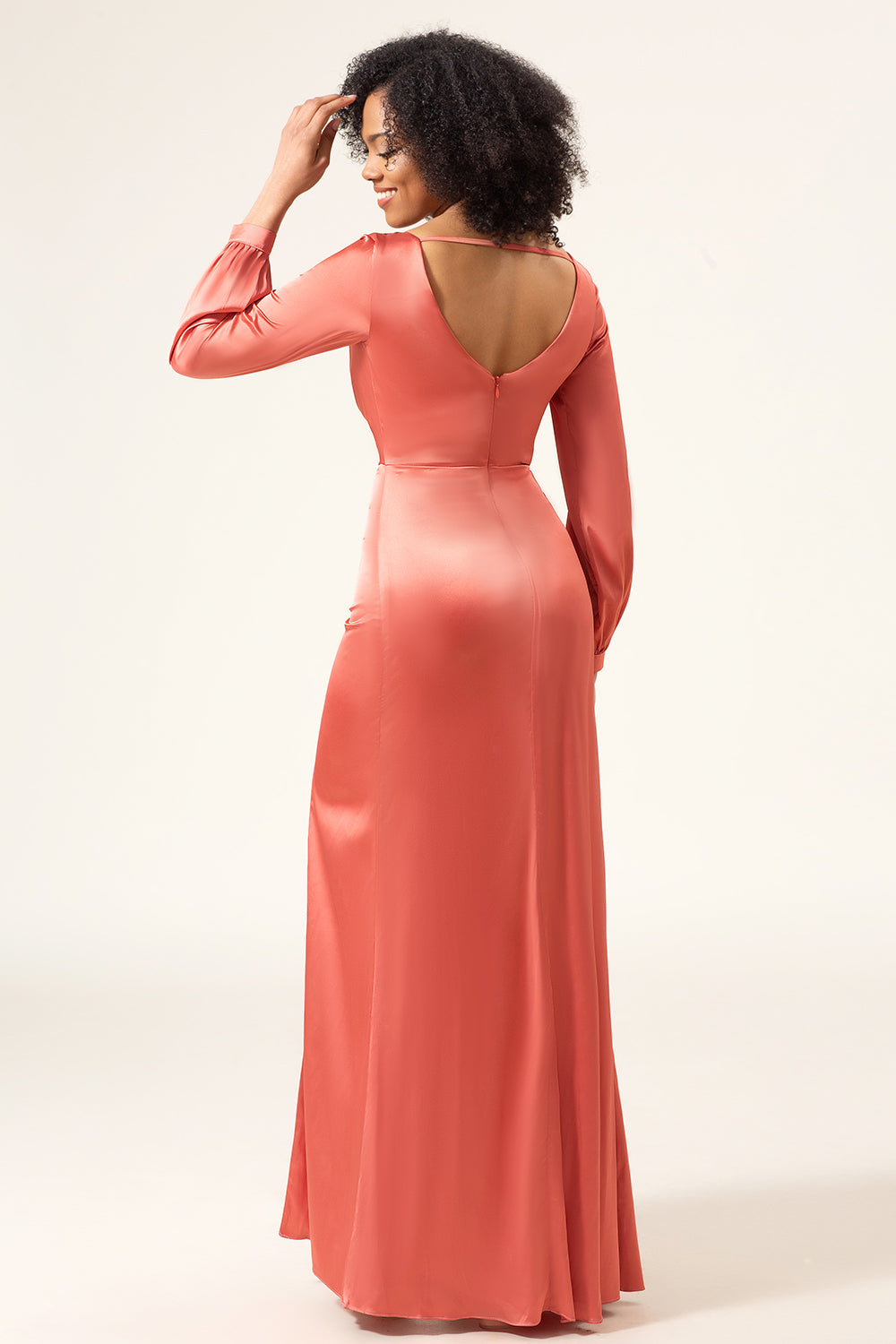 Vestido de dama de honor de satén terracota con escote en V y abertura