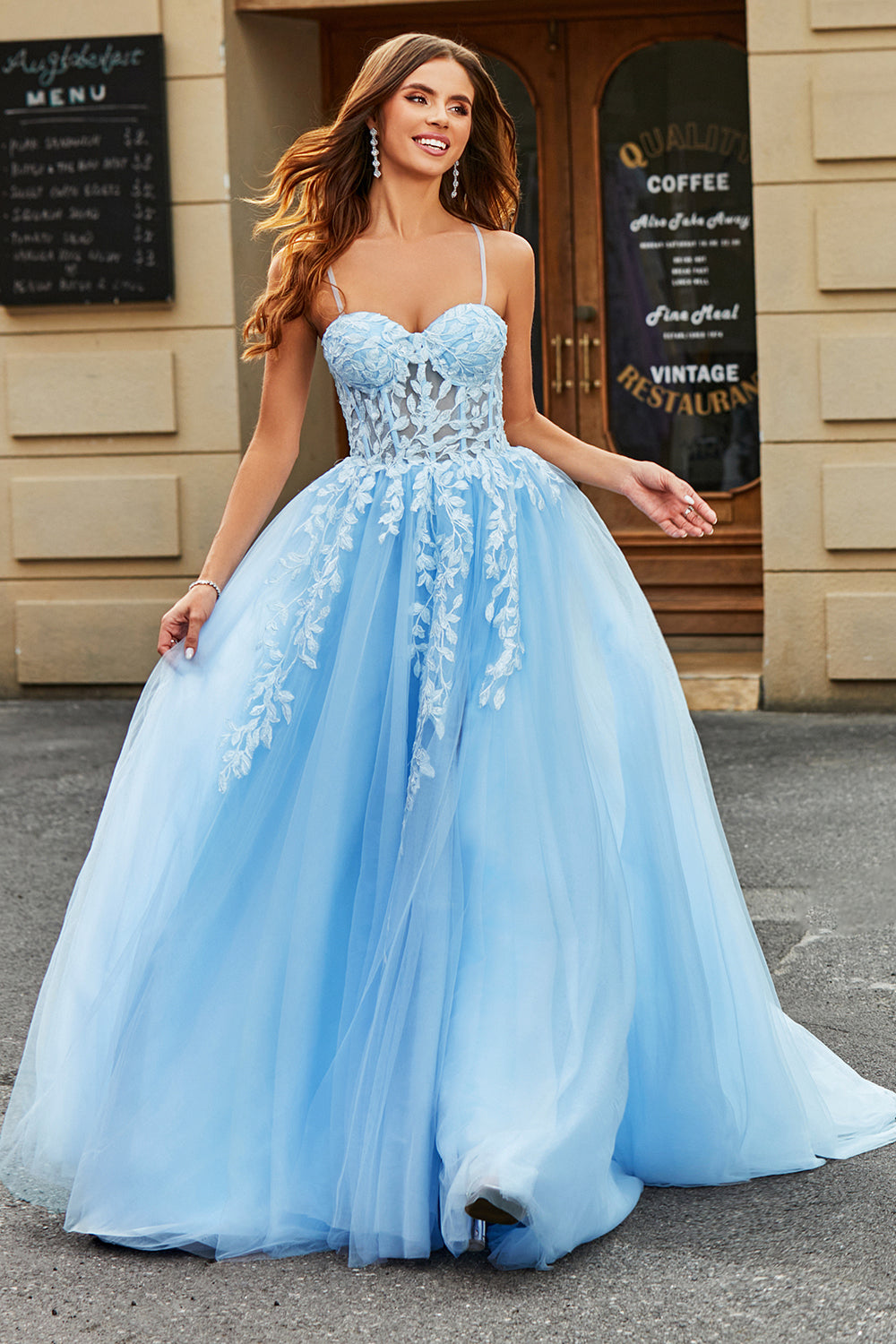 Vestido de fiesta largo corsé largo azul cielo con tirantes de espagueti de tul de línea A con apliques