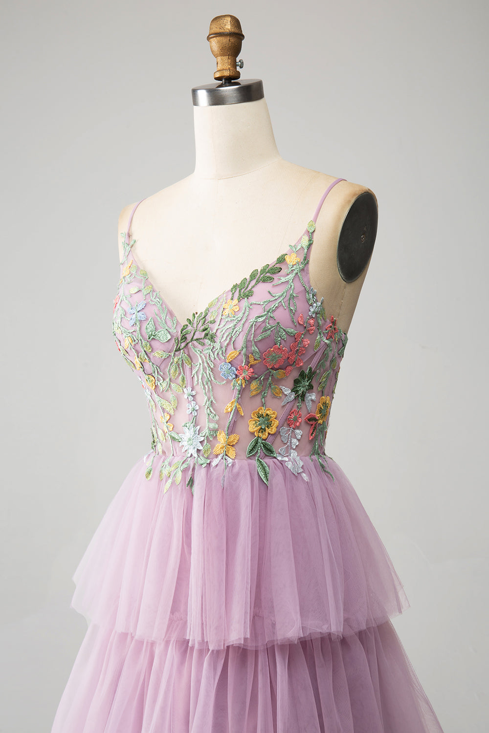 Vestido de fiesta malva con corsé largo evasé de tul con apliques