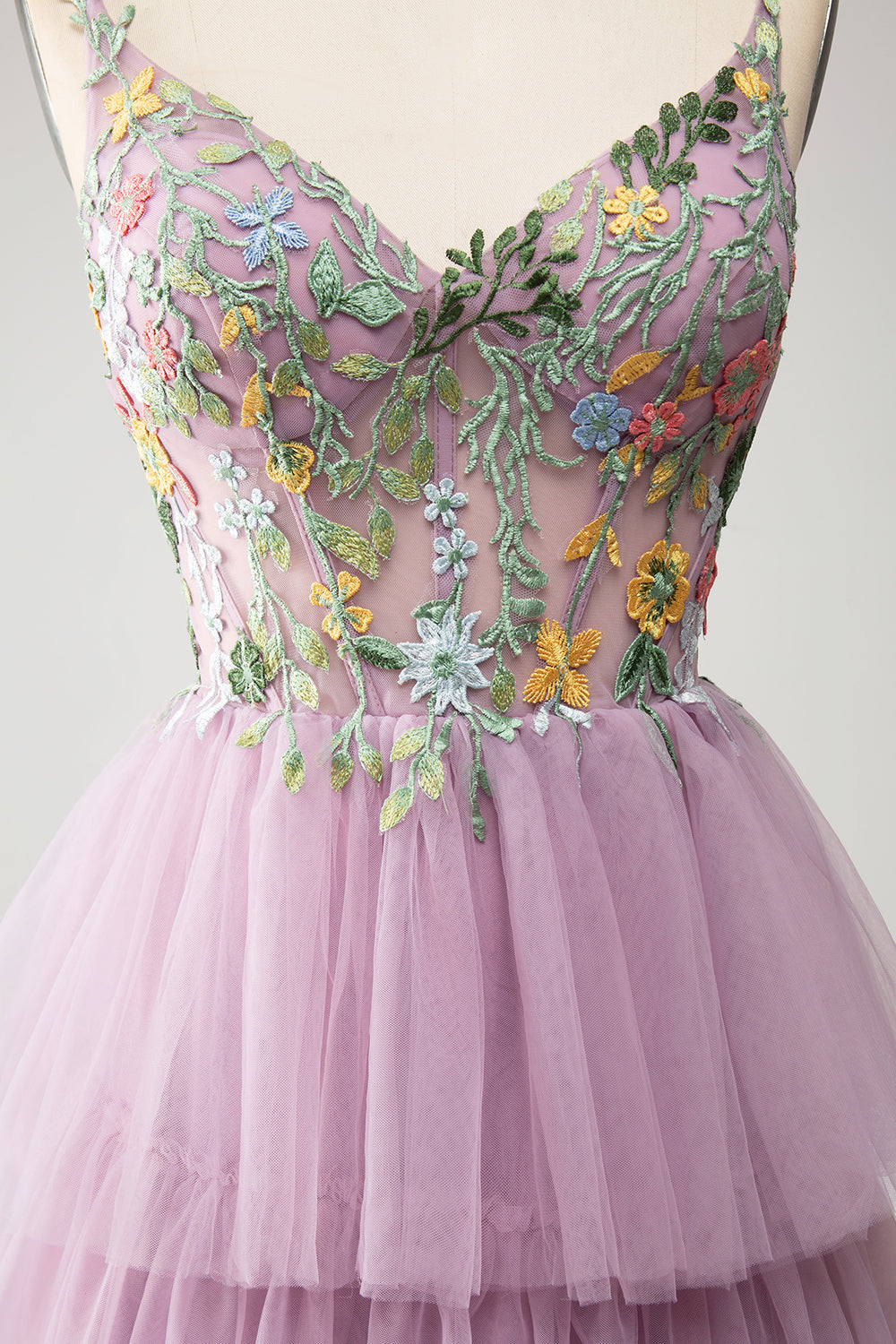 Vestido de fiesta malva con corsé largo evasé de tul con apliques
