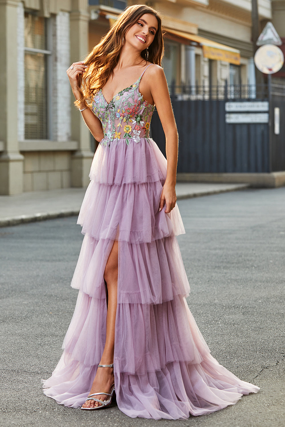 Vestido de fiesta malva con corsé largo evasé de tul con apliques