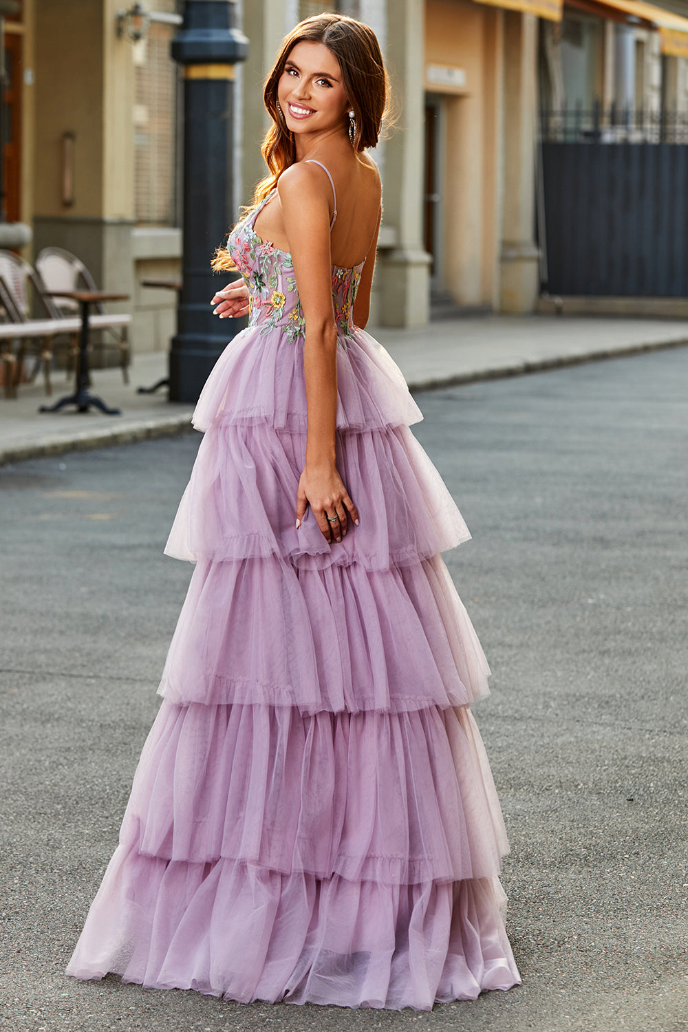 Vestido de fiesta malva con corsé largo evasé de tul con apliques