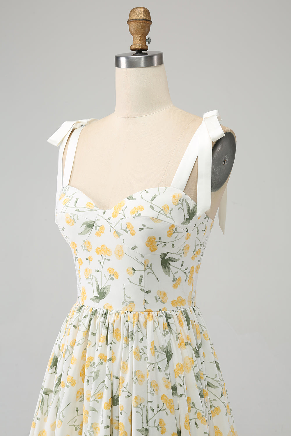 Vestido de fiesta largo floral de línea A marfil