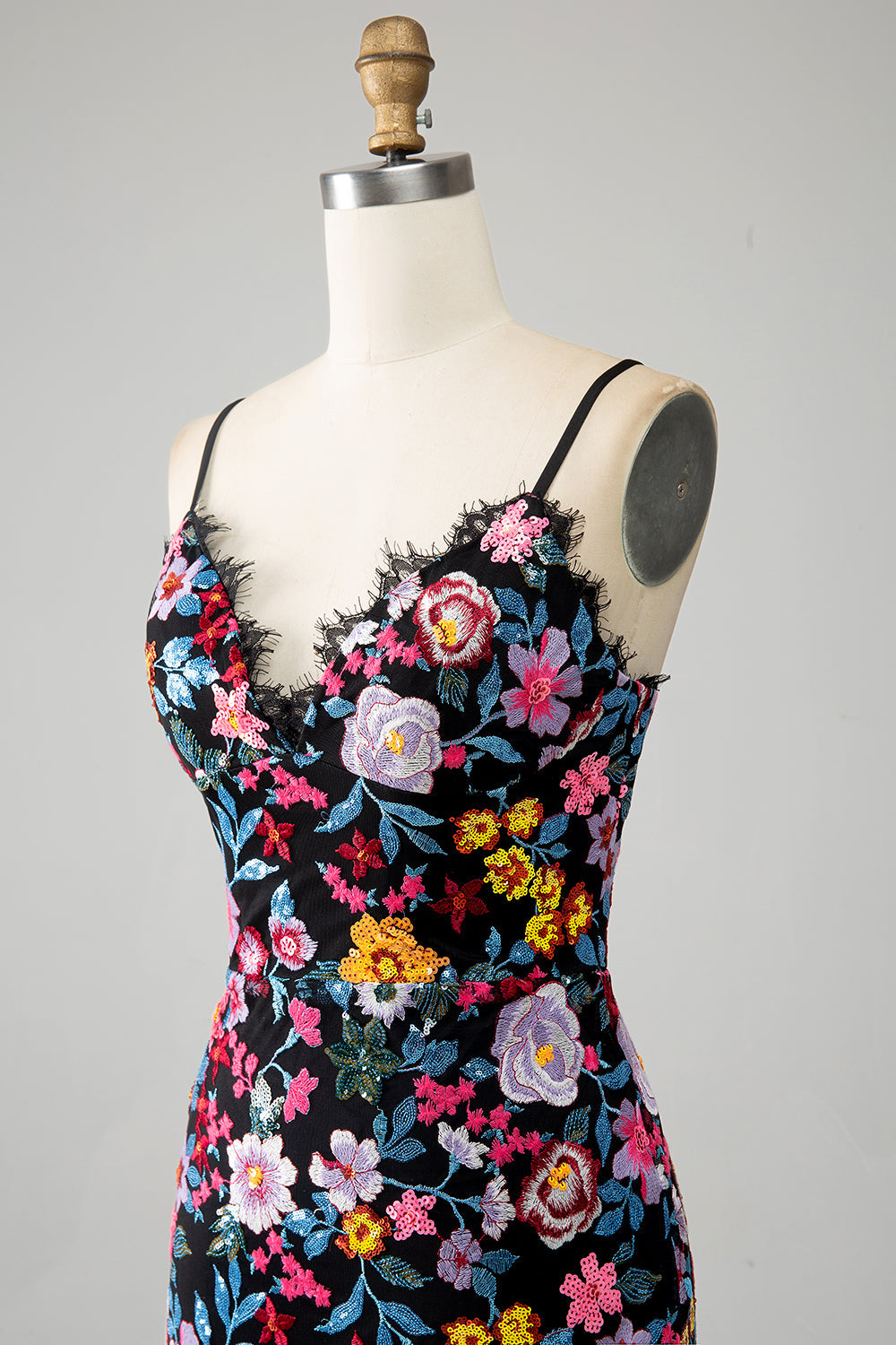 Vestido de fiesta largo de tirantes de espagueti de sirena floral negro con bordados