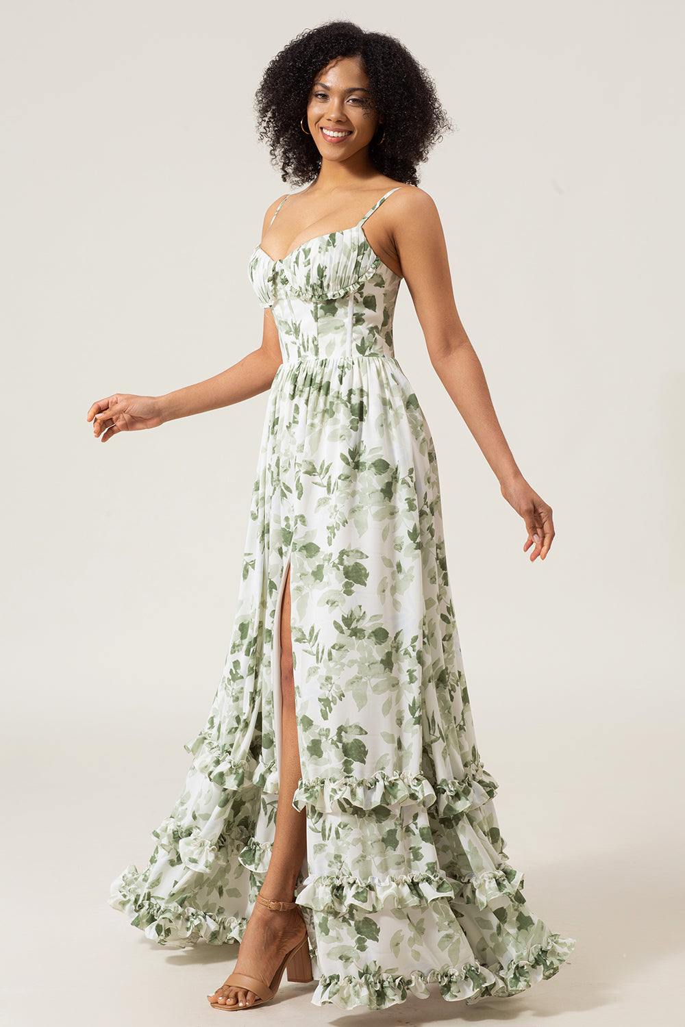 Vestido de fiesta largo con estampado verde con tirantes finos de una línea con abertura