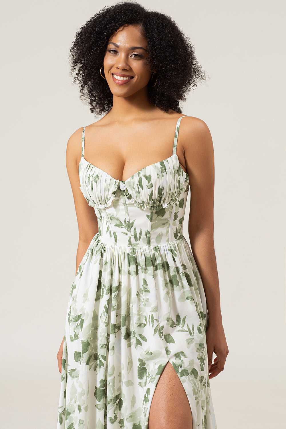 Vestido de fiesta largo con estampado verde con tirantes finos de una línea con abertura
