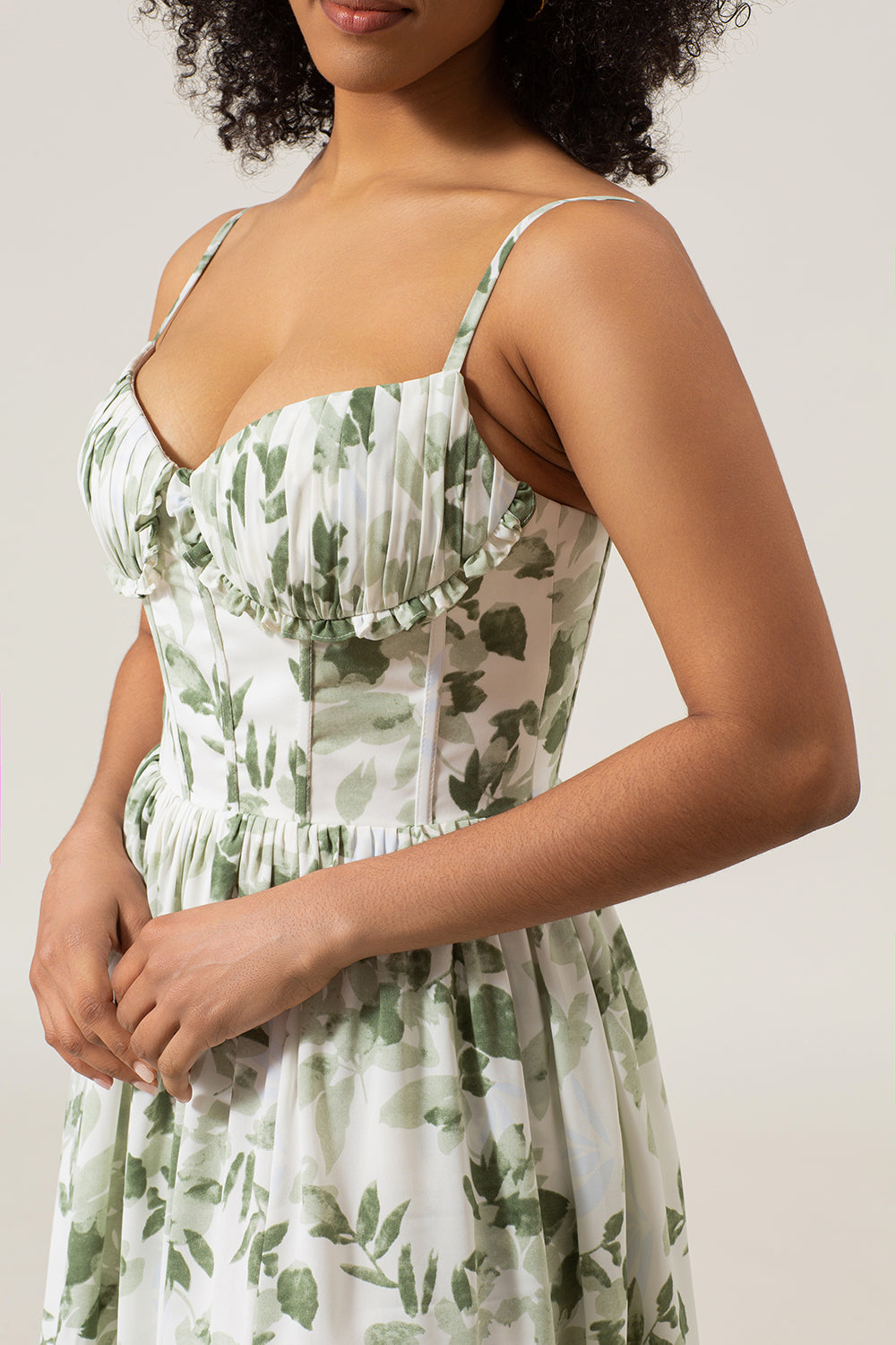 Vestido de fiesta largo con estampado verde con tirantes finos de una línea con abertura