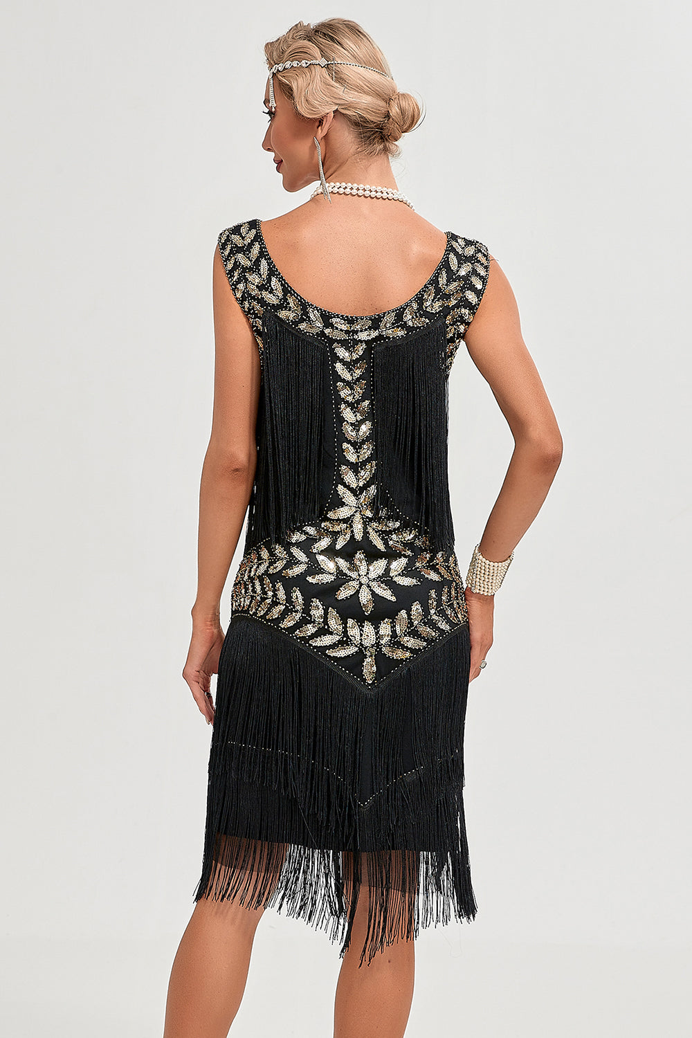 Vestido flapper negro de Gatsby de la década de 20 con lentejuelas y flecos