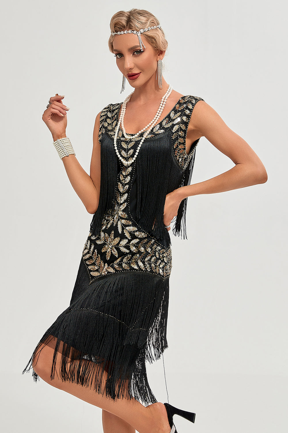 Vestido flapper negro de Gatsby de la década de 20 con lentejuelas y flecos