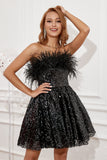 Vestido negro de cóctel sin tirantes con plumas