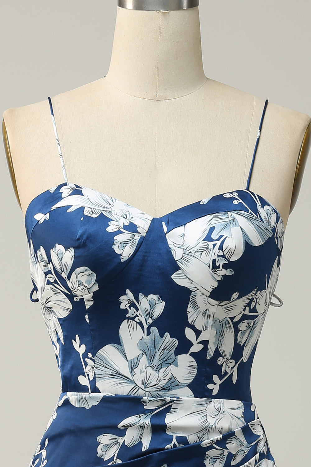 Vestido de dama de honor floral azul de tinta hasta el té