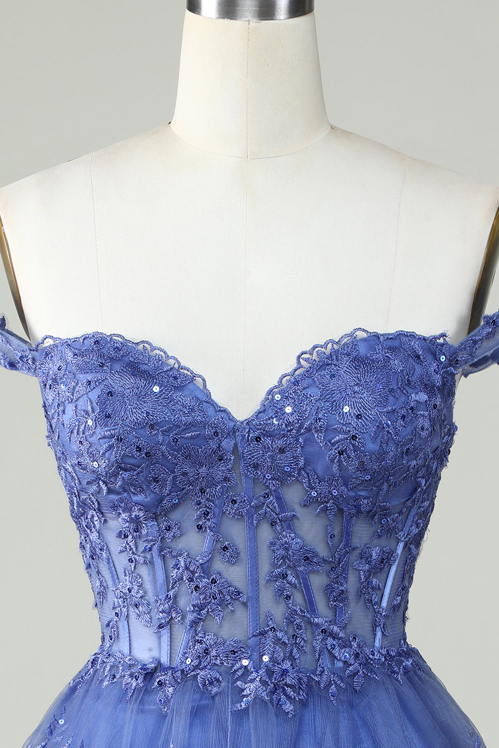 Lindo vestido corto de bienvenida con cordón azul oscuro con encaje